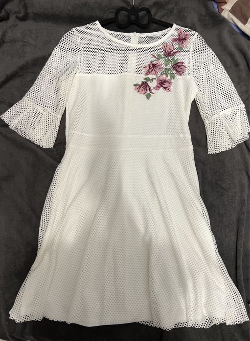 Жіноча біла сукня