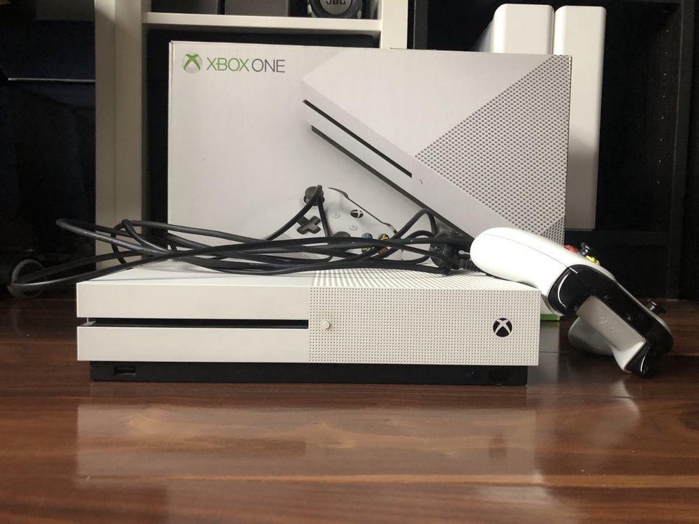Xbox one s 1 TB + 1 pad