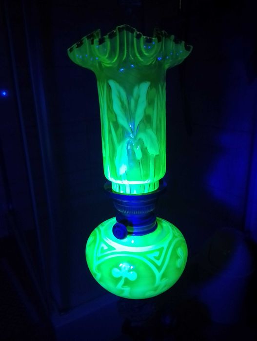 Piękna zadbana lampa naftowa z brązu.