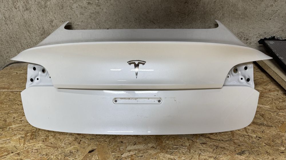 Tesla Model 3 кришка багажника