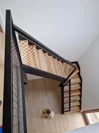 Nowoczesne schody na konstrukcji metalowej, stopnie drewniane, szklane