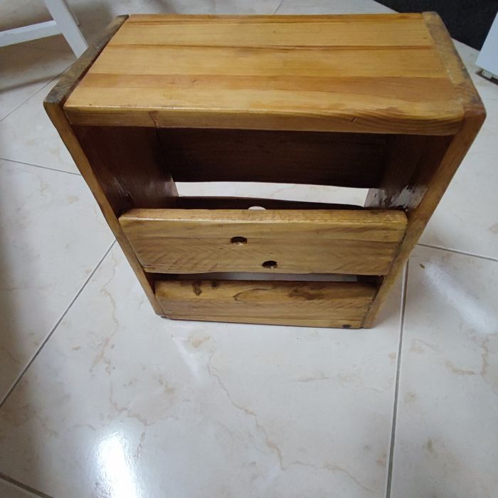 Banco em madeira envernizada