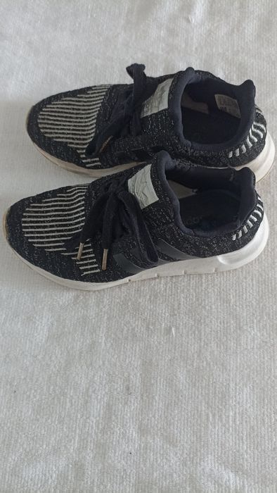 Buty sportowe firmy Adidas,czarno- srebrne.