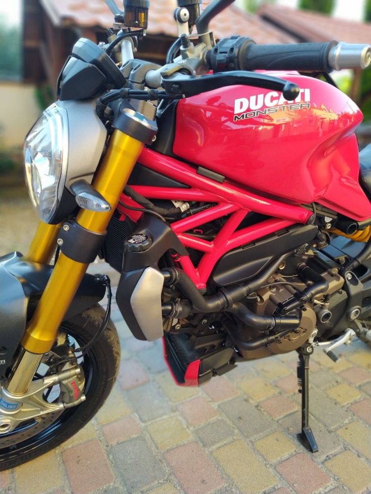 Ducati Monster 1200S.