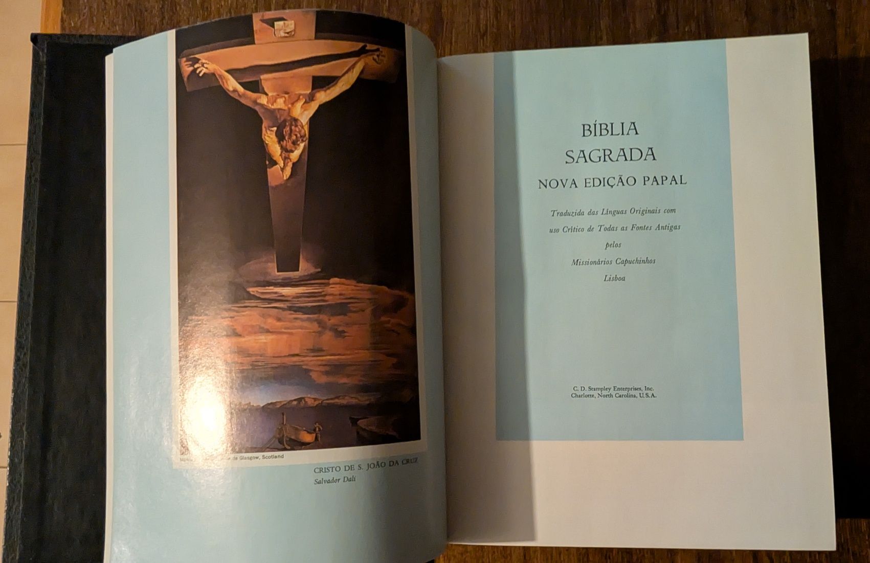 Bíblia (exemplar único com capa de couro e dourado)