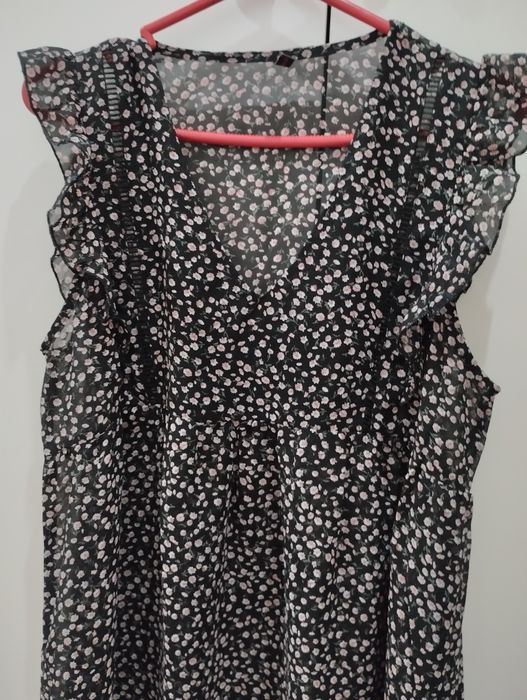 Blusa com folhos super fresca. Preta rosa e branca.
