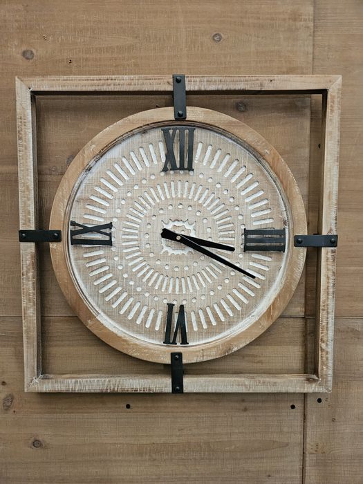 Przecierany okrągły zegar W kwadratowej ramce
