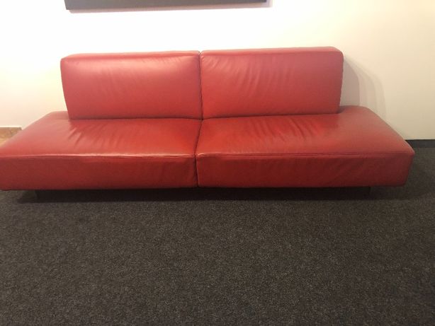 Czerwona skórzana sofa