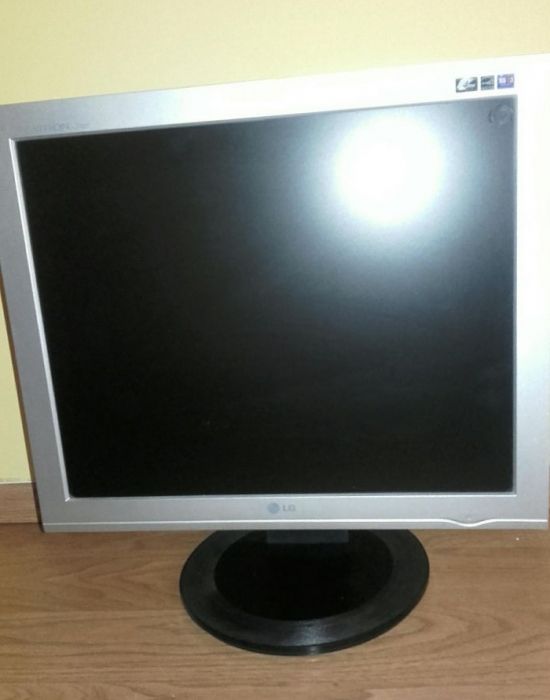 Monitor LG LCD 19 cali z pivotem