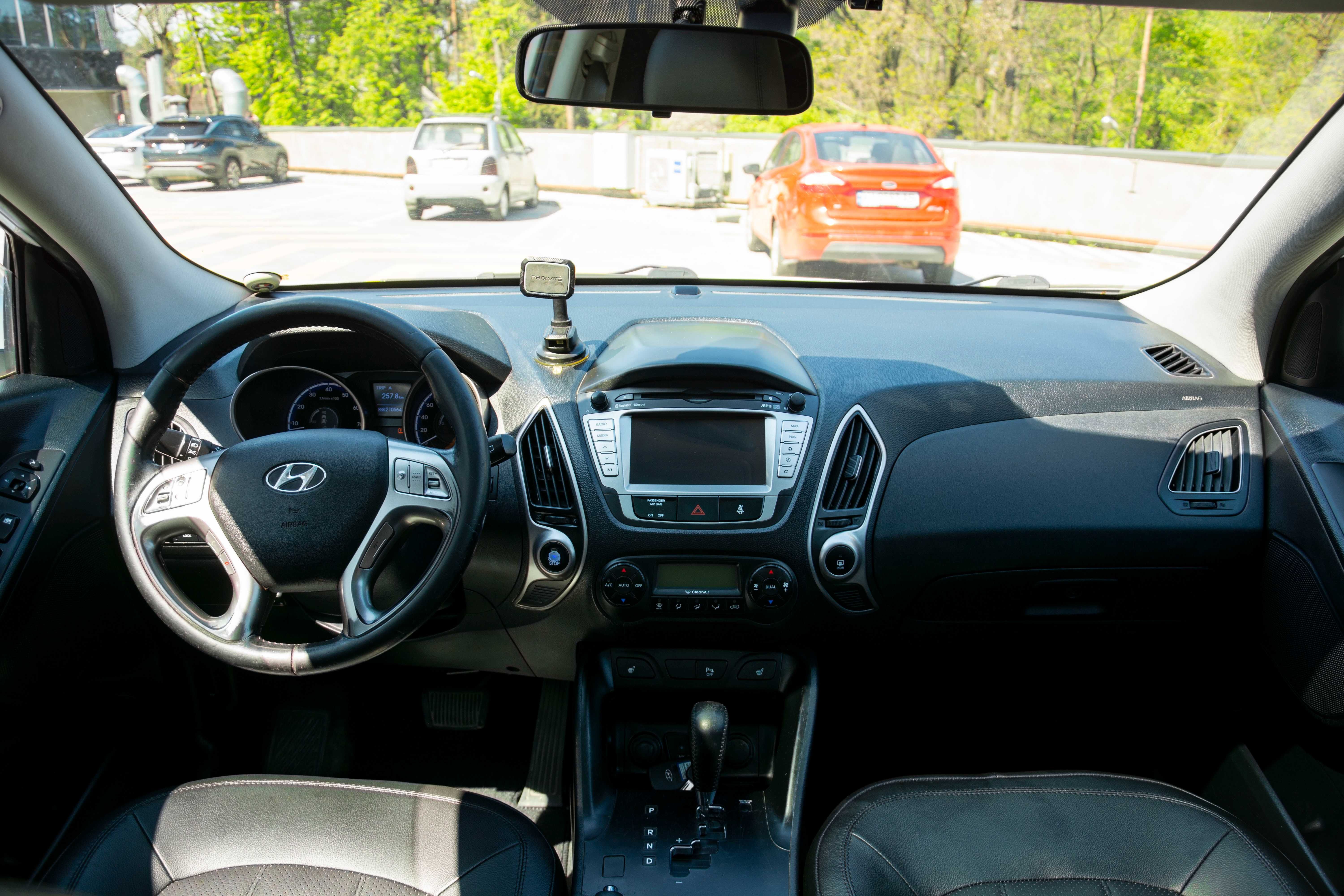 Hyundai ix35  2010 года в ТОП комплектации с панорамой.