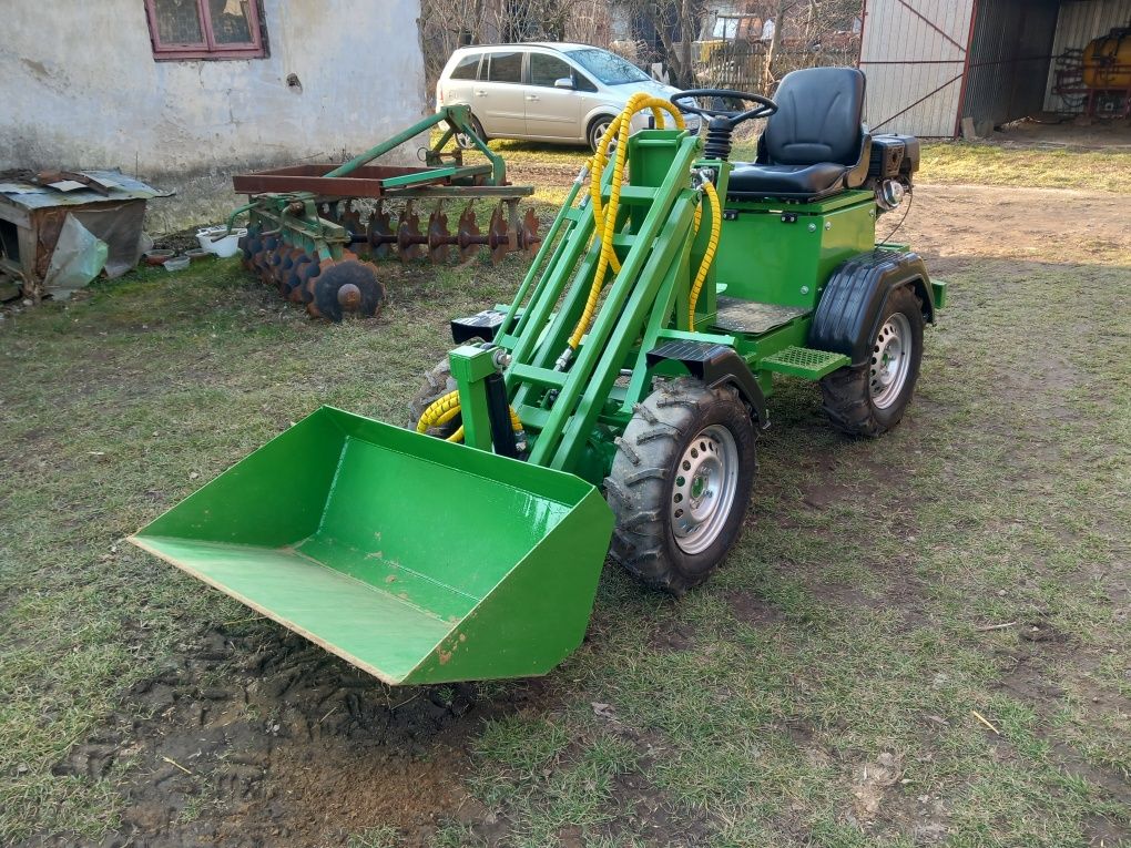 Miniładowarka o napedzie hydraulicznym.