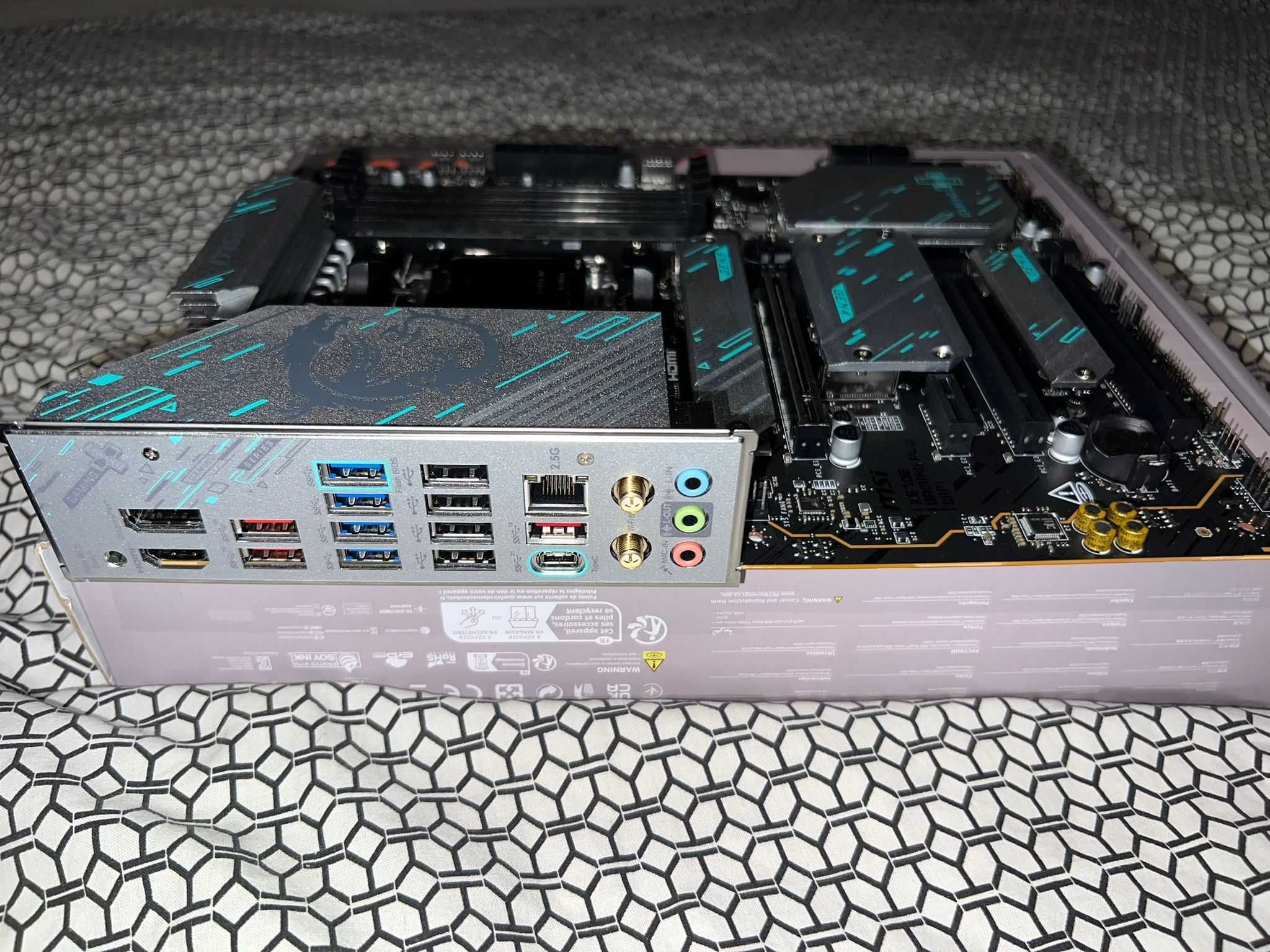 Motherboard AMD X670E Gaming Plus Wifi (Como nova)