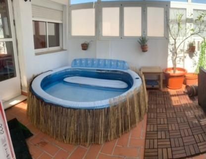 Piscina insuflável familiar com sofá e encosto 218 x 229 x 79 cm  NOVO