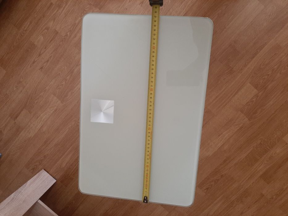 Szklany stolik pod laptopa