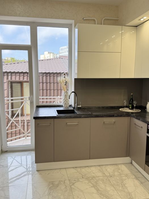 Сдам квартиру с балконом у моря ,1к посуточно в клубном доме,хозяин