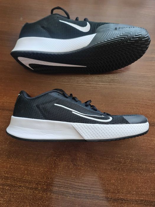Продам нові тенісні кросівки Nike