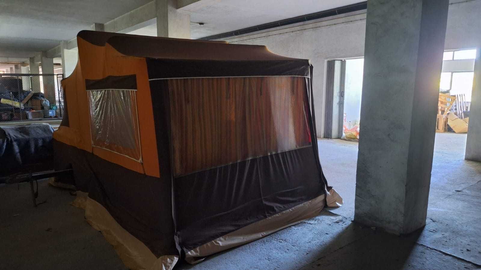 Atrelado com tenda campismo