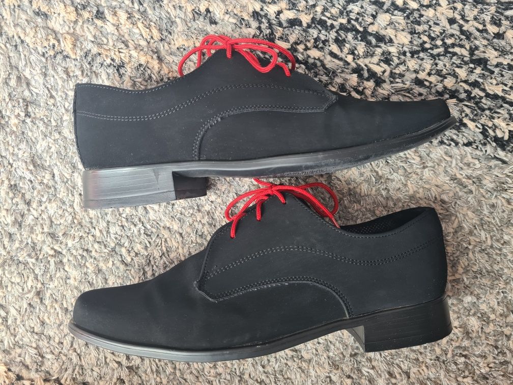 Komunia, buty czarne (sznurówki czerwone) 33, 23cm
