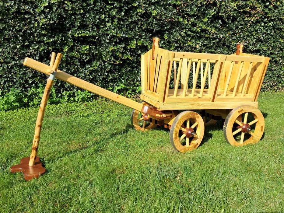 Drewniany wózek ogrodowy – dekoracja ogrodu, restauracji, studia foto