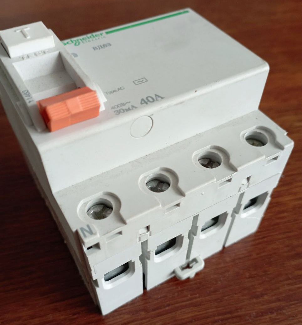 ДИП РЕЛЕ Диференційний вимикач (ПЗВ) Schneider Electric  ВД63 4P 40А 3