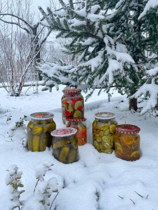 Домашні закрутки (огірки мариновані та салати з огірка)