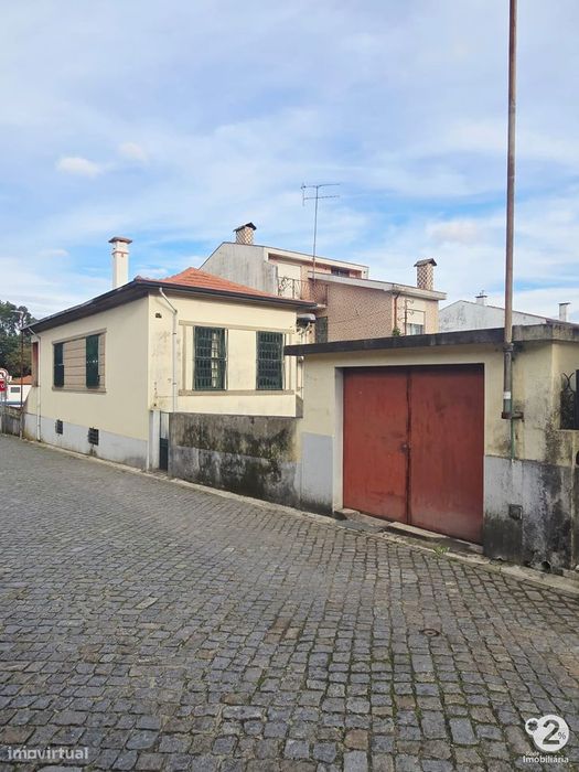 Moradia V3 no Porto perto do Parque Nascente ( para recuperar )