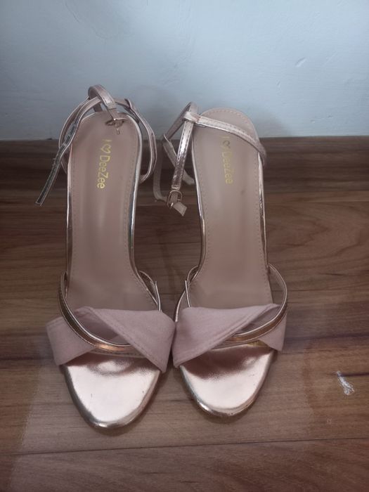 Złote szpilki DeeZee