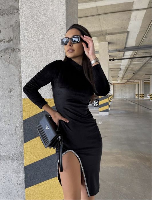 Жіноча оксамитова сукня з камінням і розрізом на нозі