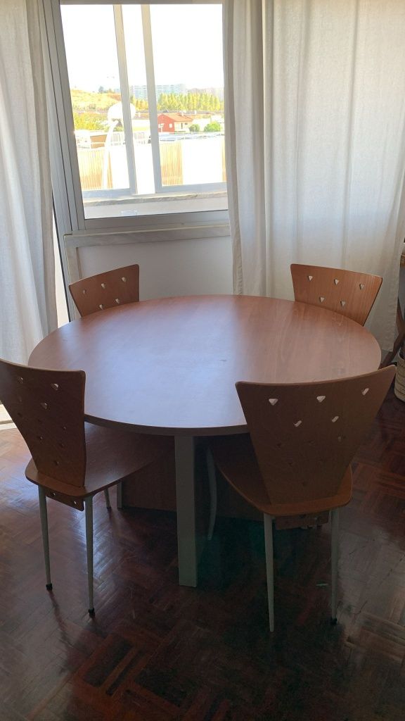 Mesa de jantar e quatro cadeiras