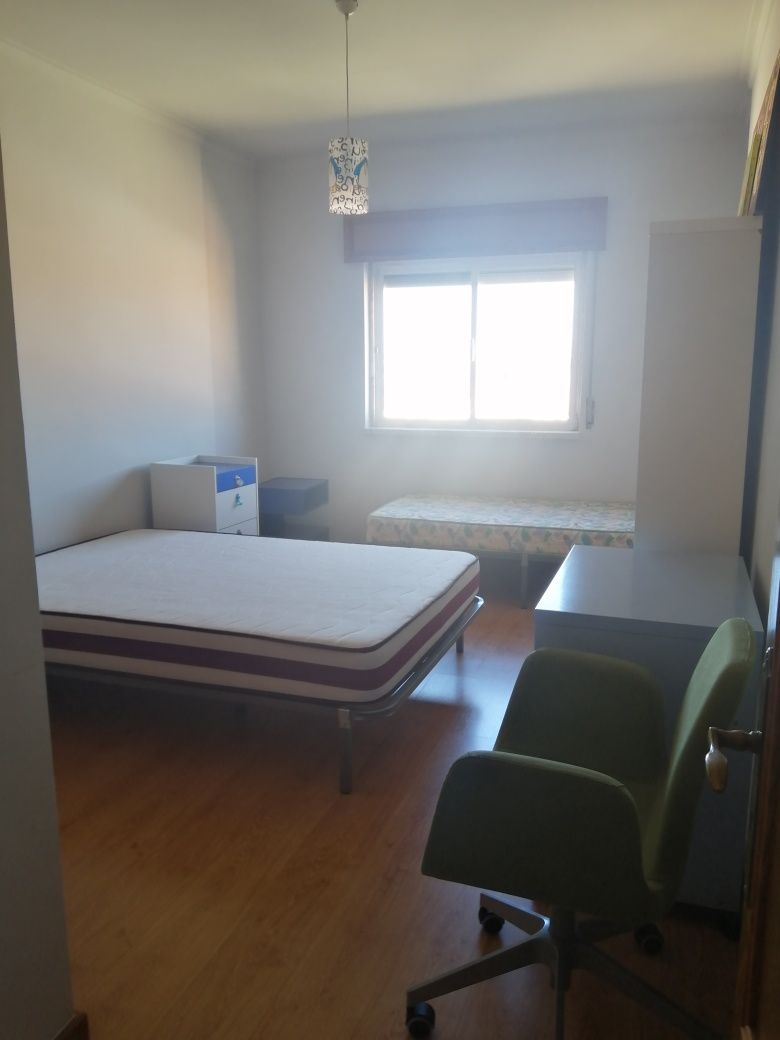 Alugo quarto a rapariga