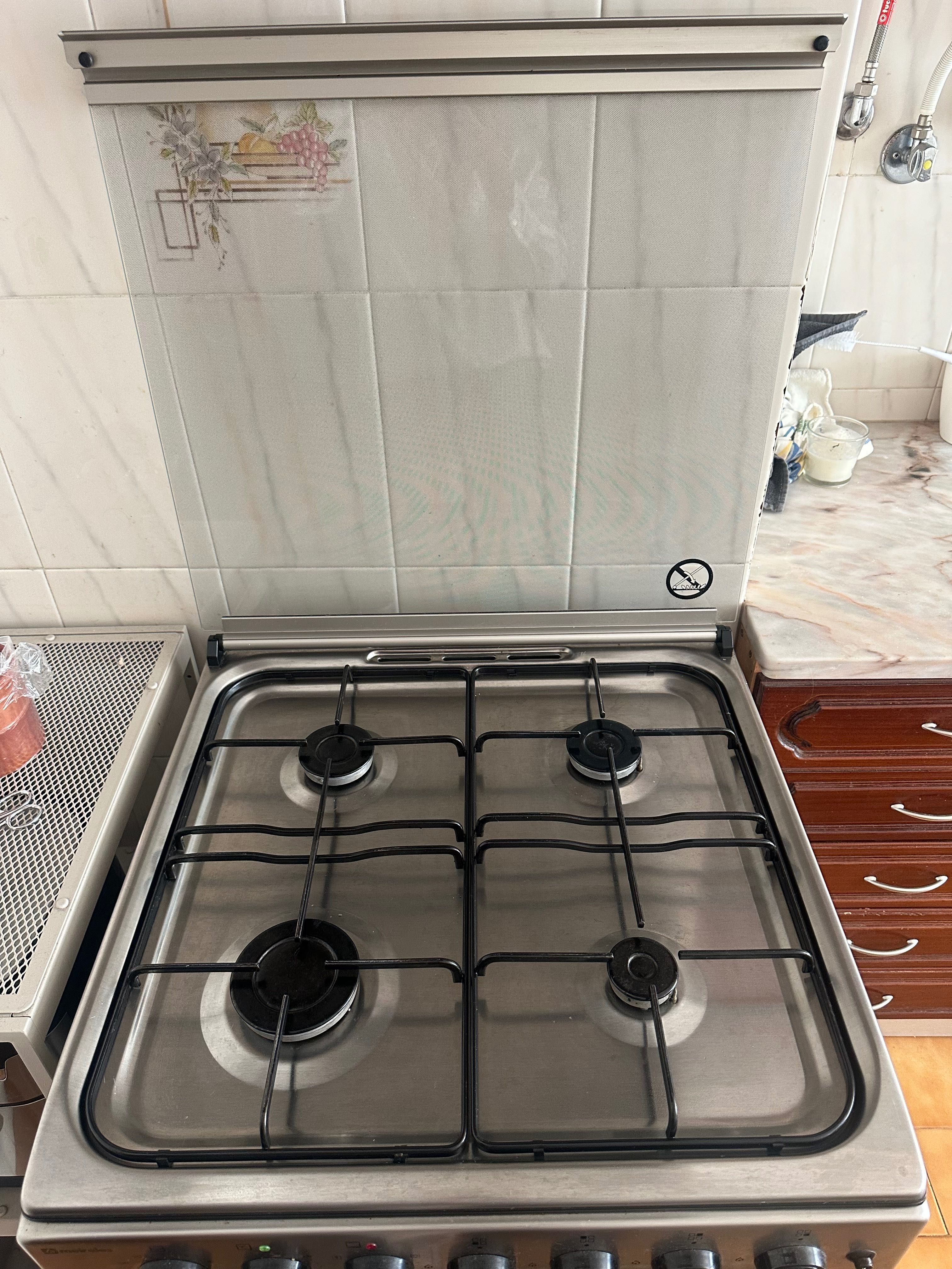 Combinado fogão a gás natural e forno eléctrico Meireles