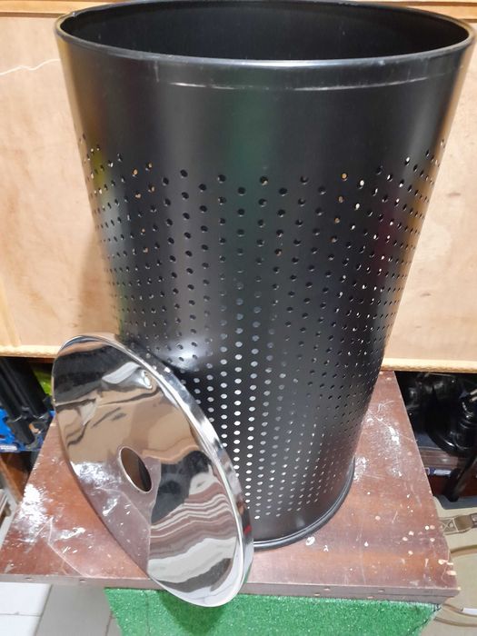Cesto em metal aço inox de roupa suja cor preta e tampo cromado usado