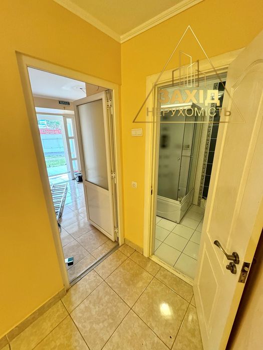 Продаж фасадного комерційного приміщення р-н Варшавського ринку