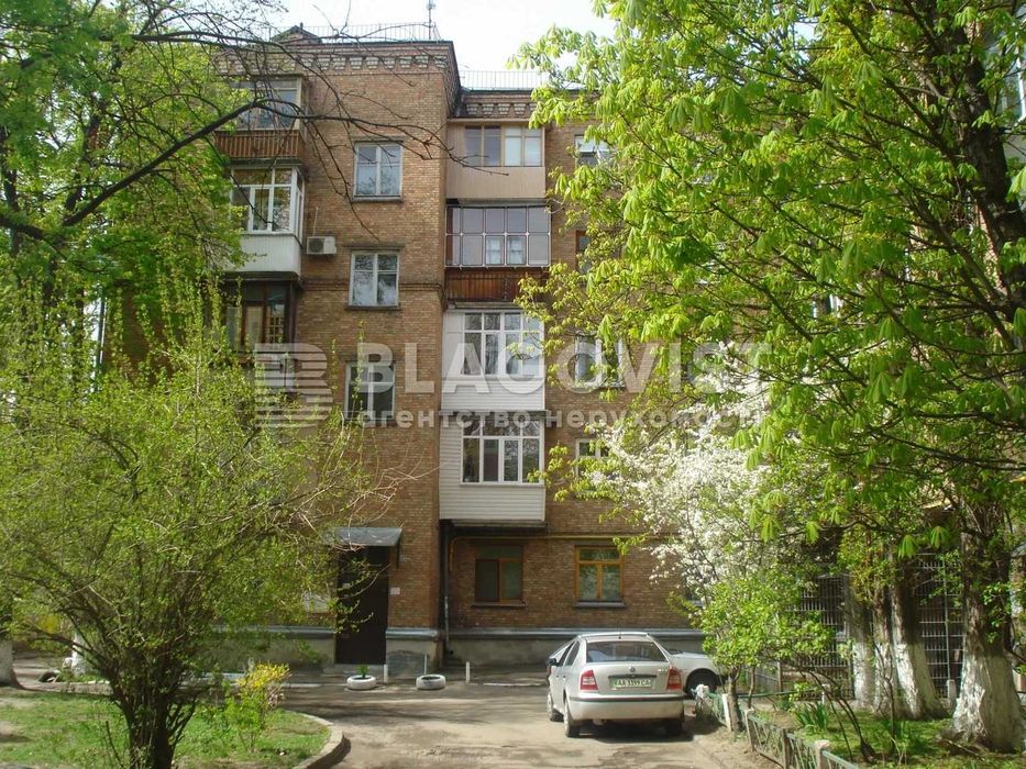 2-кімнатна сталінка 56 м² біля метро | Цегла, високі стелі, ремонт