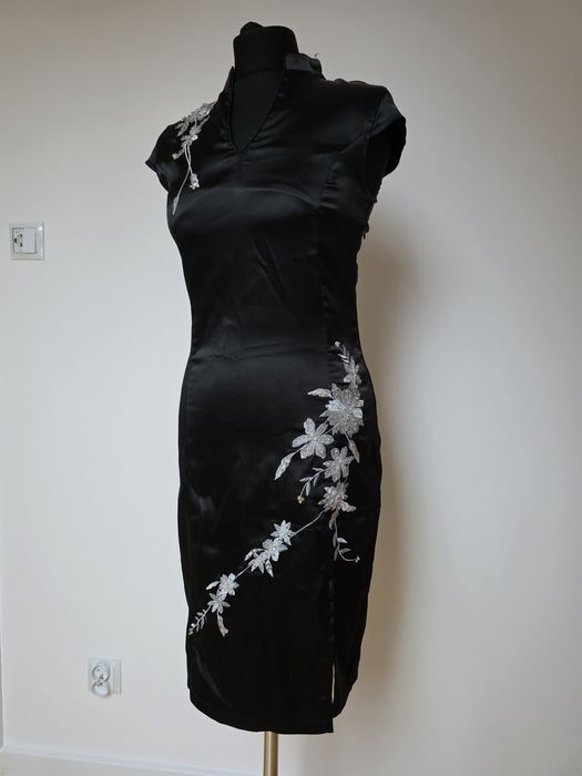 Suknia satynowa z wychaftowanym kwiatem