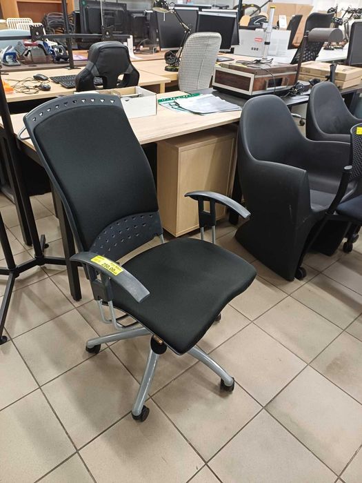 czarne krzesła biurowe Sitag