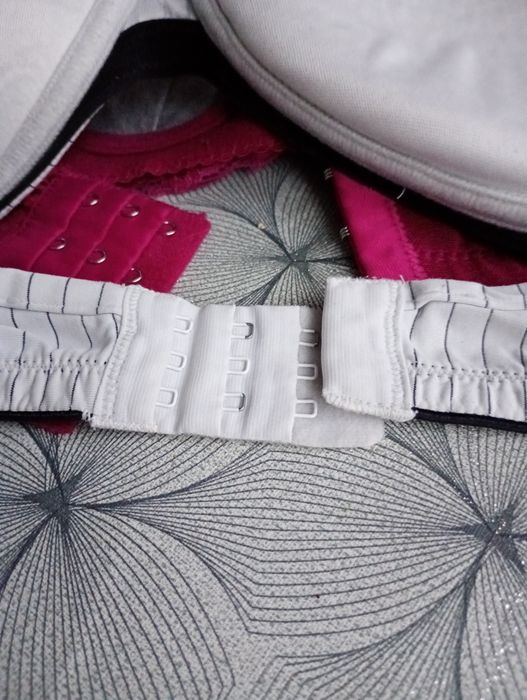 Dwa biustonosze damskie bordowy i biały z czarnym