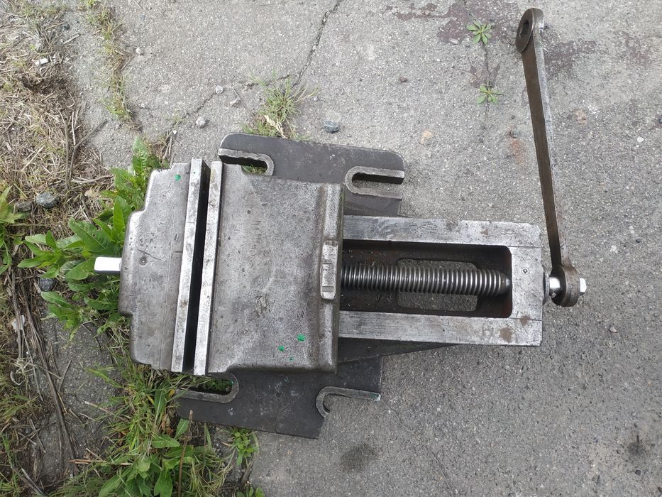 Тіски лещата станочні