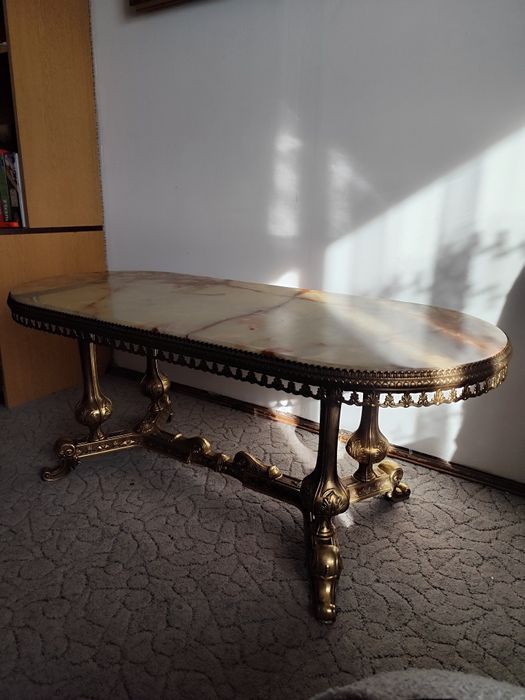 Masywny marmurowy stół
