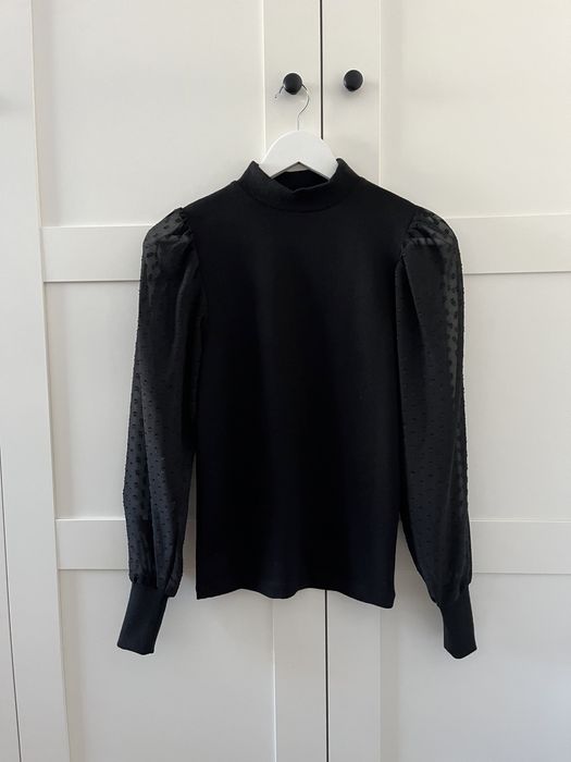 Czarna elegancka bluzka z bufiastymi rękawami