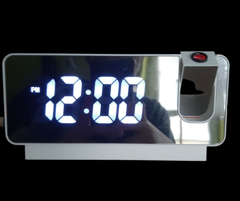 Budzik z projektorem.