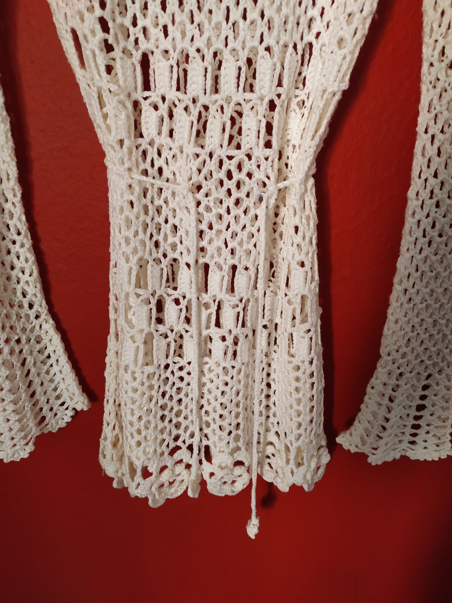 Biała ażurowa sukienka narzutka na strój na lato koronka gipiury