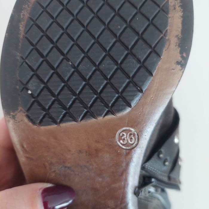 Botas em pele pretas