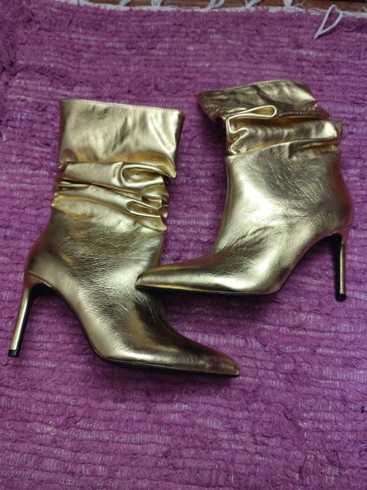 Botas douradas novas