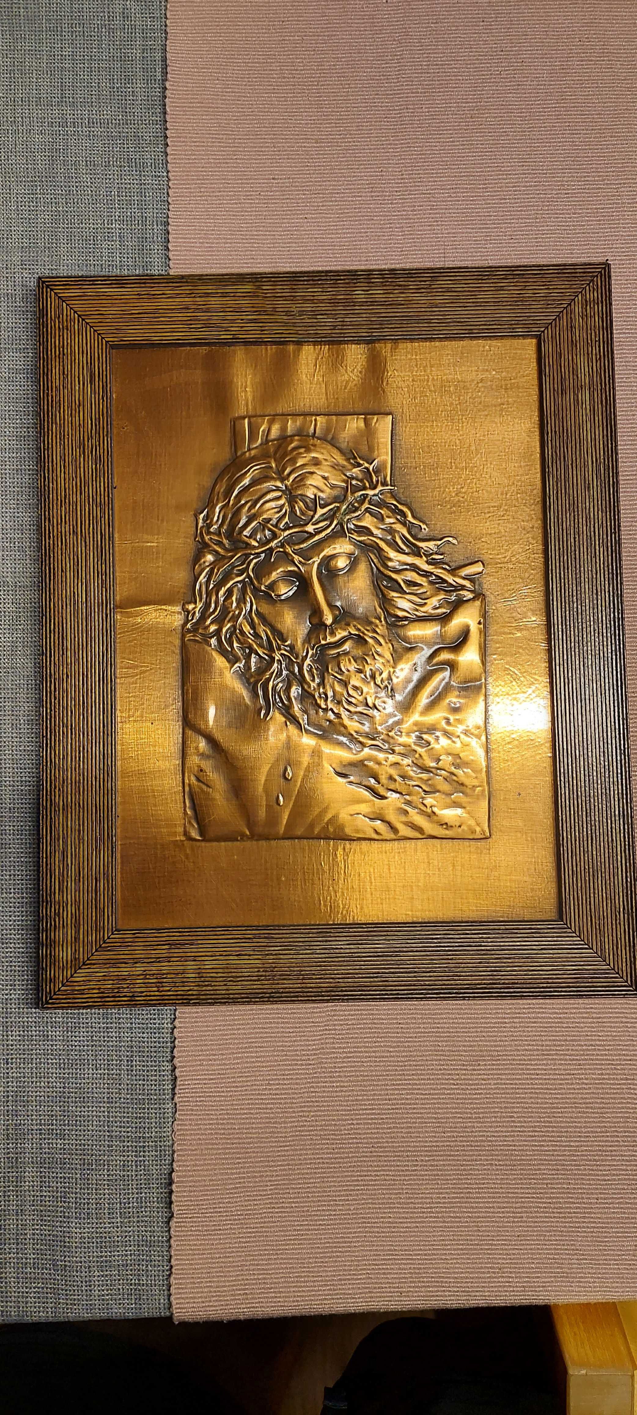 Miedziana płaskorzeźba w drewnianej ramie z wizerunkiem Pana Jezusa