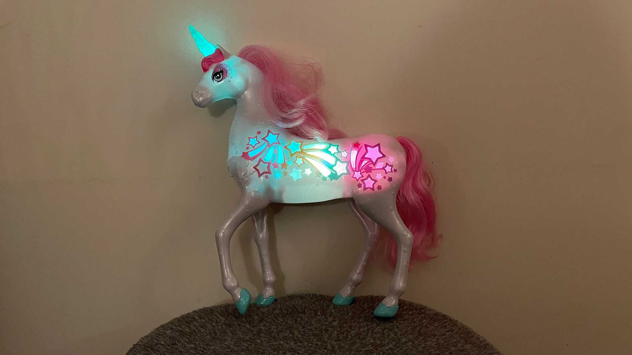 Barbie Unicórnio música e luzes arco-íris