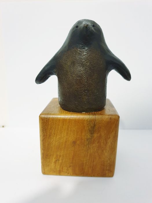 Magnifica escultura de um pinguim em bronze assinada