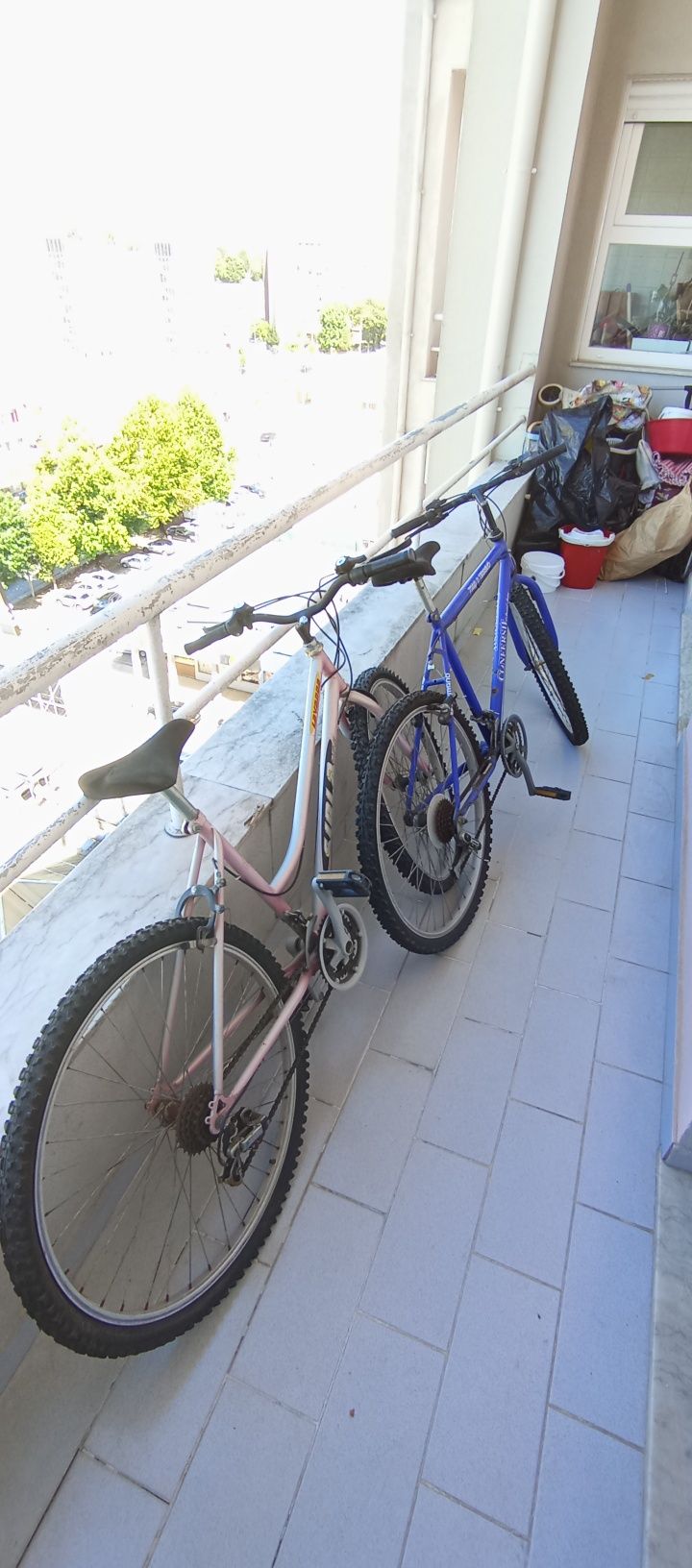 Vendo bicicletas paradas (precisam de manutenção)