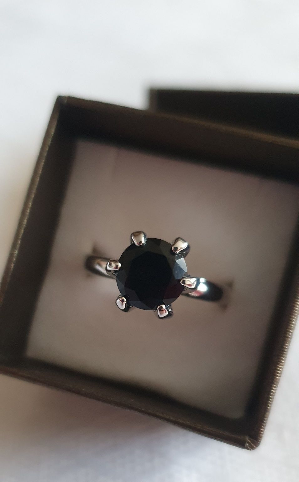 Piękny pierścionek w kolorze srebra z czarnym okrągłym oczkiem 18