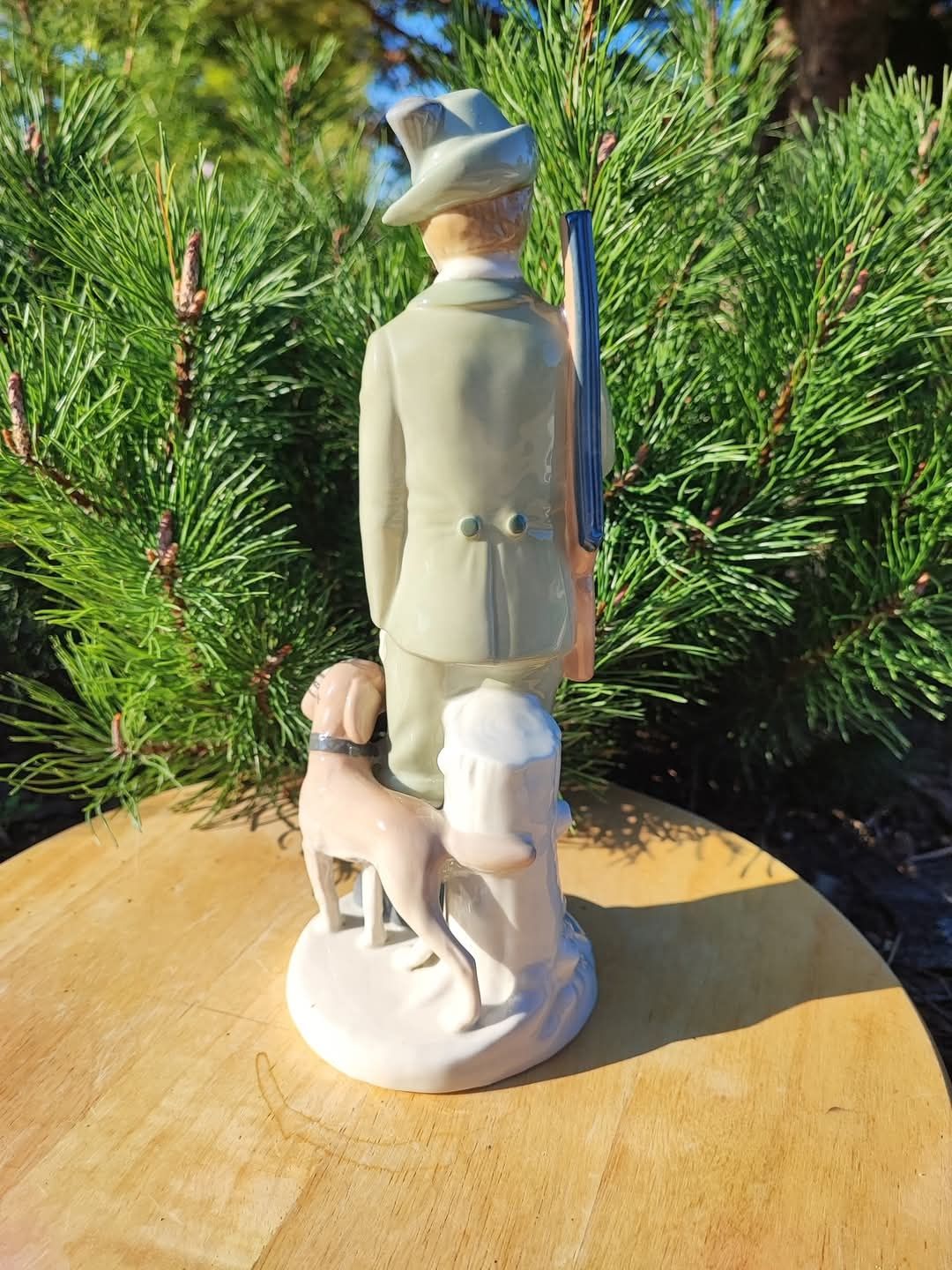 Porcelanowa figurka GDR Lippelsdorf, 1951-74  Myśliwy z psem.